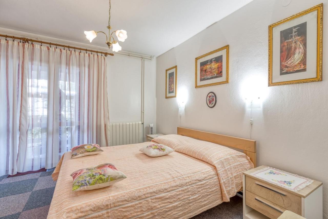 Apartment Complex Nevia Porec Bagian luar foto